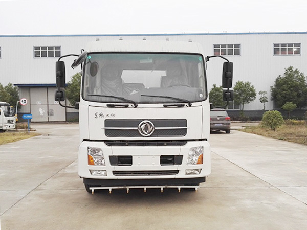 東風天錦掃路車